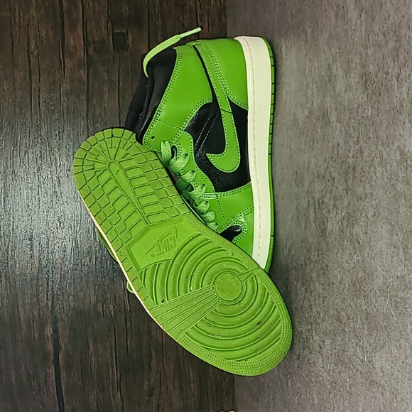 Nike Women's Air Jordan Mid - Picture 5 of 6